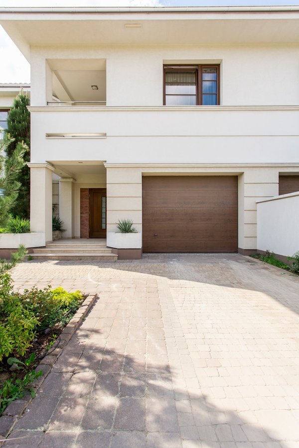 Portes de garage motorisées : avantages et inconvénients essentiels